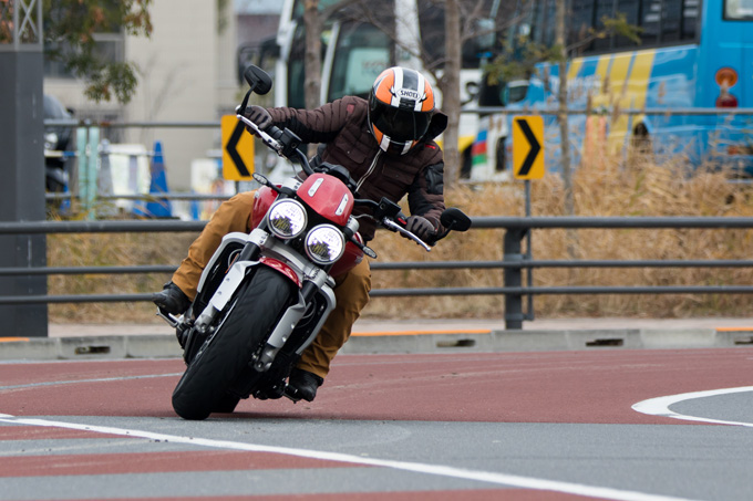 すべてが規格外のトライアンフ ロケット3 R！量産バイク世界最大排気量2,500ccメガファイターの魅力とは!?の写真