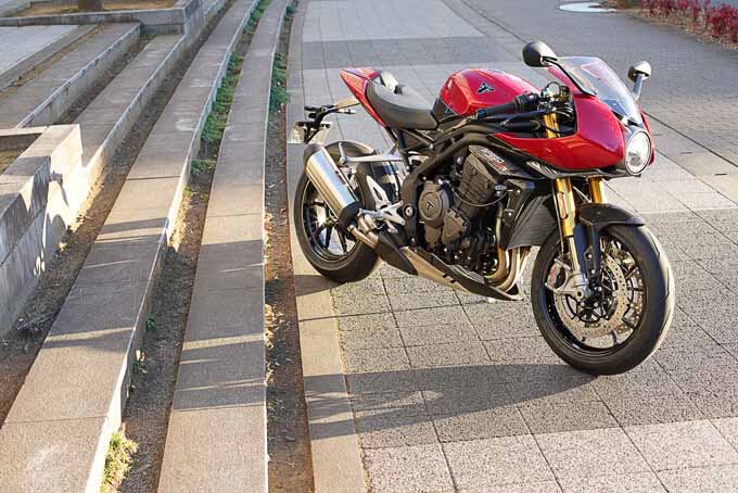 トライアンフのカフェレーサー「スピードトリプル1200RR」を試乗インプレ！美麗なボディラインに秘められた鋭い牙のメイン写真