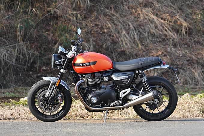 トライアンフのスピードツイン1200（SPEED TWIN 1200）を試乗インプレ！デートも行けちゃう戦闘機の03画像