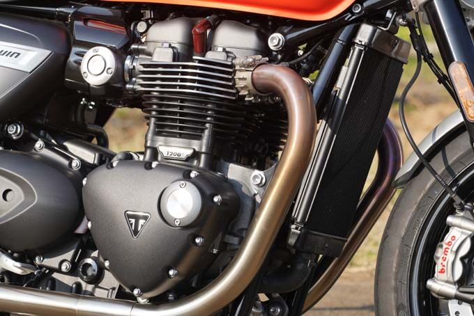 トライアンフのスピードツイン1200（SPEED TWIN 1200）を試乗インプレ！デートも行けちゃう戦闘機の11画像