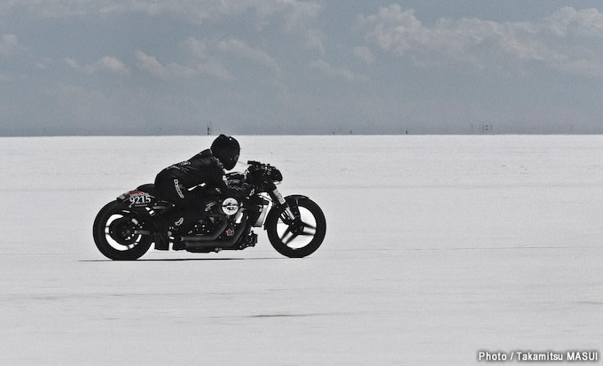 増井貴光 写真集『bonneville the photography of land speed racing on salt flats』6月23日発売