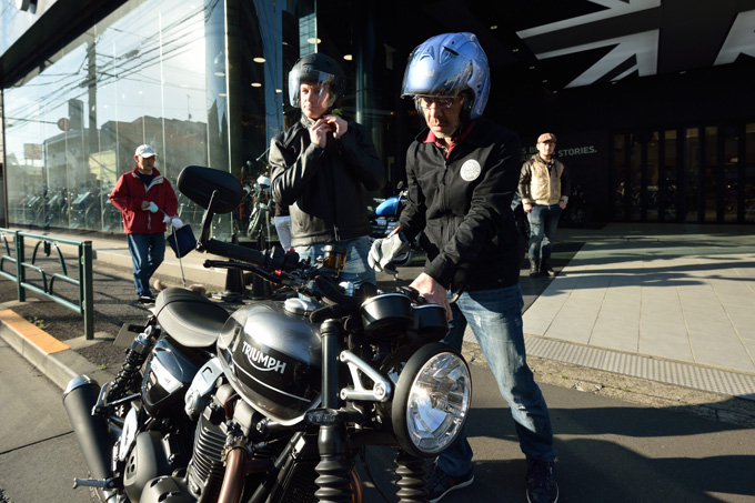 マン島Southern 100/Manx Grand Prix チャンピオン、エイドリアン・カーショー氏がトライアンフ東京を訪問の画像