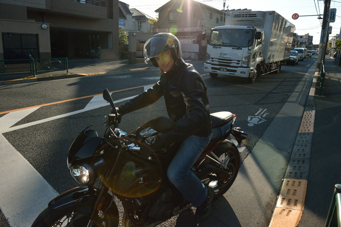 マン島Southern 100/Manx Grand Prix チャンピオン、エイドリアン・カーショー氏がトライアンフ東京を訪問の画像