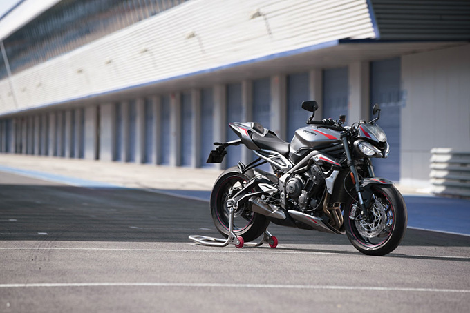 Moto2エンジン開発チームが改良を加えた765ccのトリプルエンジンを搭載した新型「STREET TRIPLE RS（ストリート トリプルRS）」発表の画像