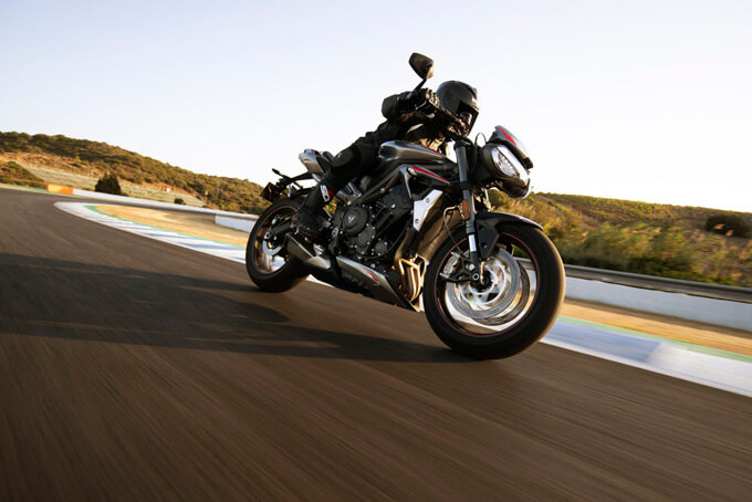 Moto2エンジン開発チームが改良を加えた765ccのトリプルエンジンを搭載した新型「STREET TRIPLE RS（ストリート トリプルRS）」発表の画像