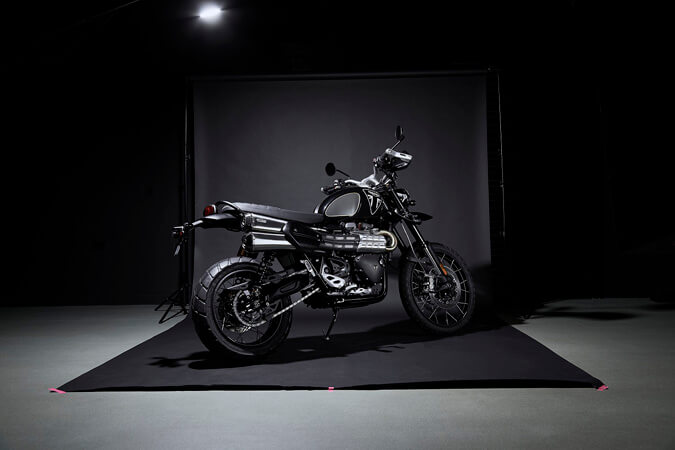 007のジェームス・ボンドモデル「TRIUMPH SCRAMBLER 1200 BOND EDITION」を発表 01画像