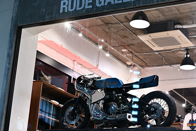 ト「ON THE ROAD'20～THE HIDE MOTORCYCLE Supported by NEUTRAL & RUDE GALLERY～」トライアンフのボンネビルボバーを宝石のようなカフェレーサーにカスタムの02画像