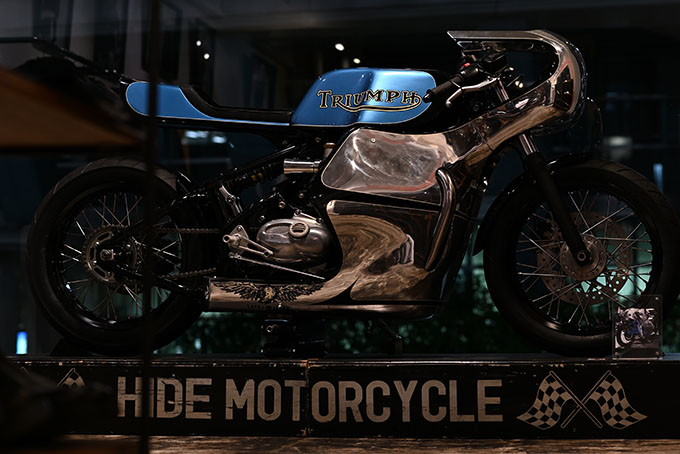 ト「ON THE ROAD'20～THE HIDE MOTORCYCLE Supported by NEUTRAL & RUDE GALLERY～」トライアンフのボンネビルボバーを宝石のようなカフェレーサーにカスタムの04画像