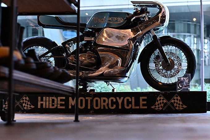 ト「ON THE ROAD'20～THE HIDE MOTORCYCLE Supported by NEUTRAL & RUDE GALLERY～」トライアンフのボンネビルボバーを宝石のようなカフェレーサーにカスタムのmain画像