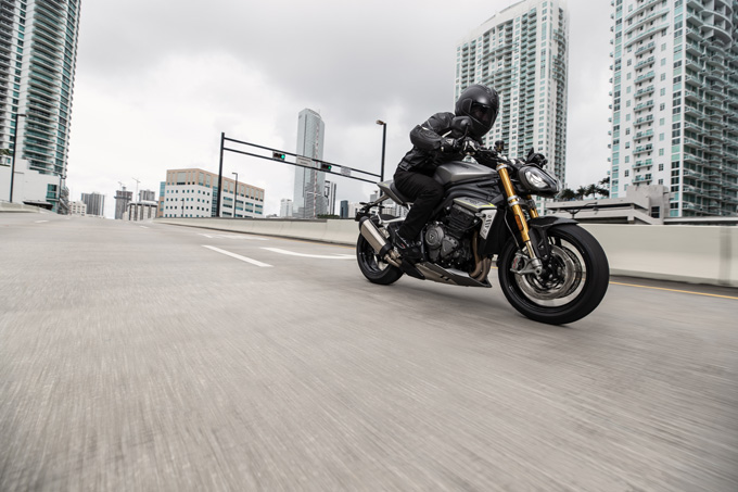 トライアンフが新型「SPEED TRIPLE 1200 RS」を発表！フルモデルチェンジで革新の走りを手に入れた‼の02画像