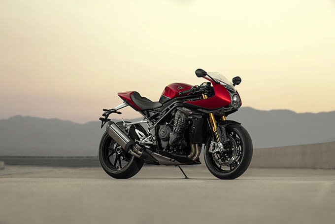 トライアンフがハーフカウルを装備したカフェレーサー「SPEED TRIPLE 1200 RR（スピードトリプル1200RR）」を発表！のメイン画像