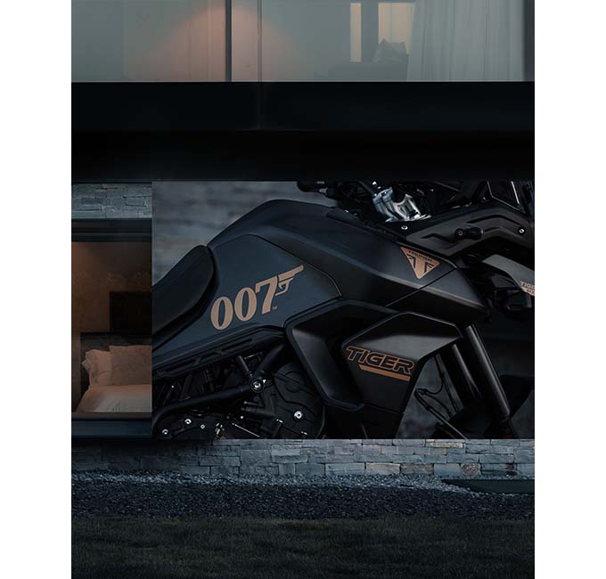 世界限定250台！映画「007 NO TIME TO DIE」とのタイアップを記念した「TIGER 900 BOND EDITION」を発表の01画像