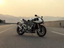 トライアンフがハーフカウルを装備したカフェレーサー「SPEED TRIPLE 1200 RR（スピードトリプル1200RR）」を発表！の画像