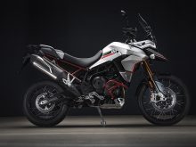 英国ヒンクレー工場で生産された100万台目のトライアンフはTiger 900 Rally Proベースのカスタムペイントモデル！の画像