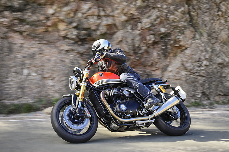 トライアンフ新型スピードツイン1200/RS 海外試乗記】伝統のバーチカル