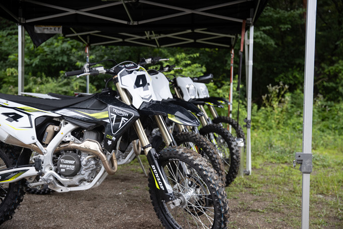 【トライアンフ TF250-E / TF450-E 試乗記】オフロード界に殴り込みをかけた、本気の英国製エンデューロマシン メイン写真