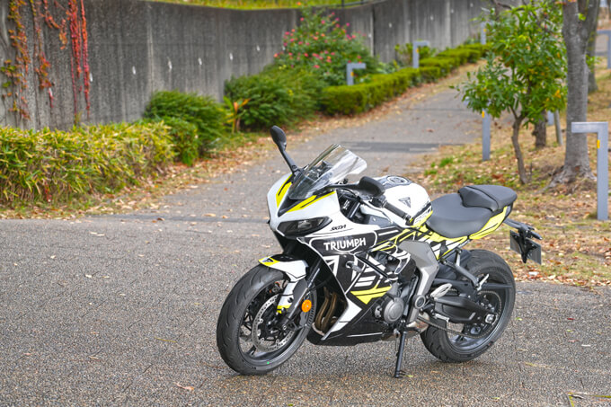 【【トライアンフ デイトナ660 試乗記】ライダーにフィットする誂え感が大きな魅力 01画像