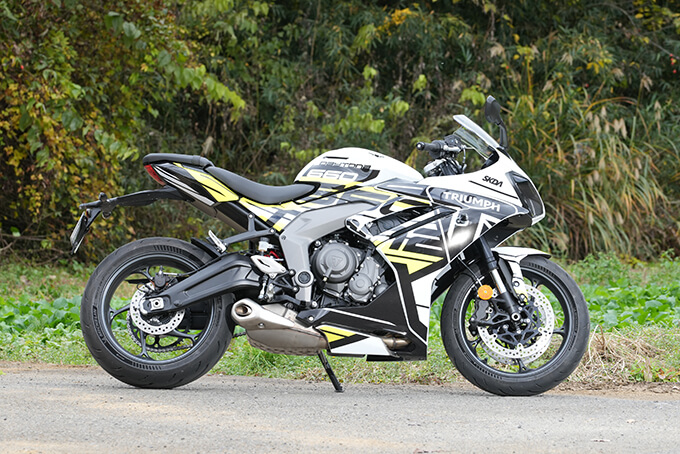 【【トライアンフ デイトナ660 試乗記】ライダーにフィットする誂え感が大きな魅力 02画像