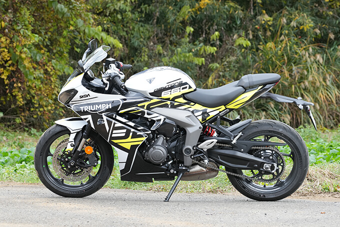 【【トライアンフ デイトナ660 試乗記】ライダーにフィットする誂え感が大きな魅力 03画像
