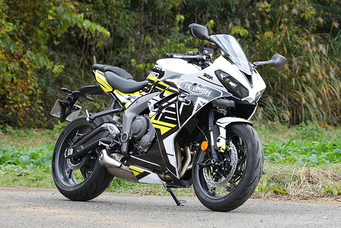 【【トライアンフ デイトナ660 試乗記】ライダーにフィットする誂え感が大きな魅力 06写真
