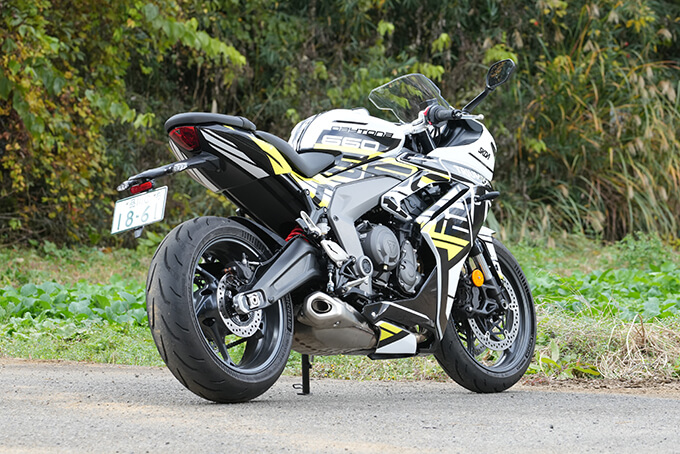 【【トライアンフ デイトナ660 試乗記】ライダーにフィットする誂え感が大きな魅力 07写真