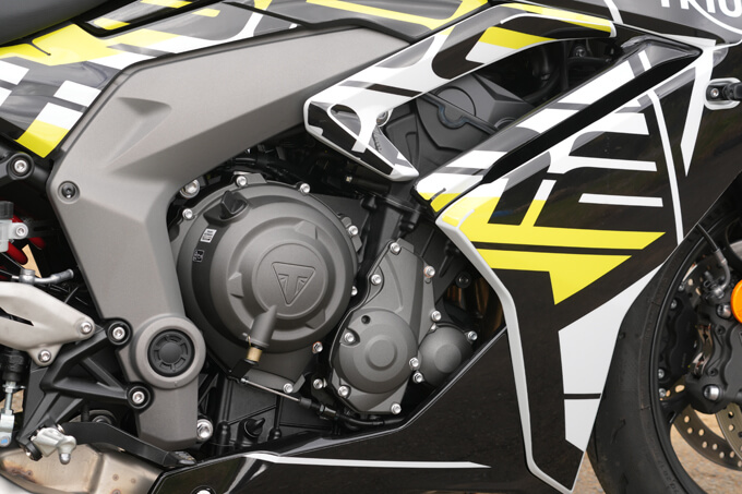 【【トライアンフ デイトナ660 試乗記】ライダーにフィットする誂え感が大きな魅力 11画像