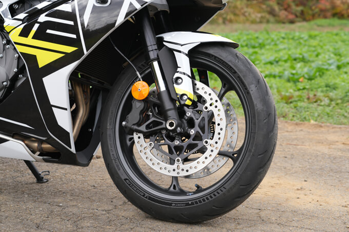 【【トライアンフ デイトナ660 試乗記】ライダーにフィットする誂え感が大きな魅力 12画像
