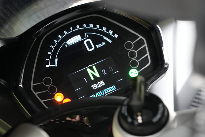 【【トライアンフ デイトナ660 試乗記】ライダーにフィットする誂え感が大きな魅力 15画像