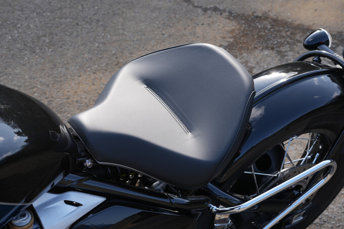 【トライアンフ ボンネビル ボバー 試乗記】ストリートレーサーの元祖、ここに極まる17画像