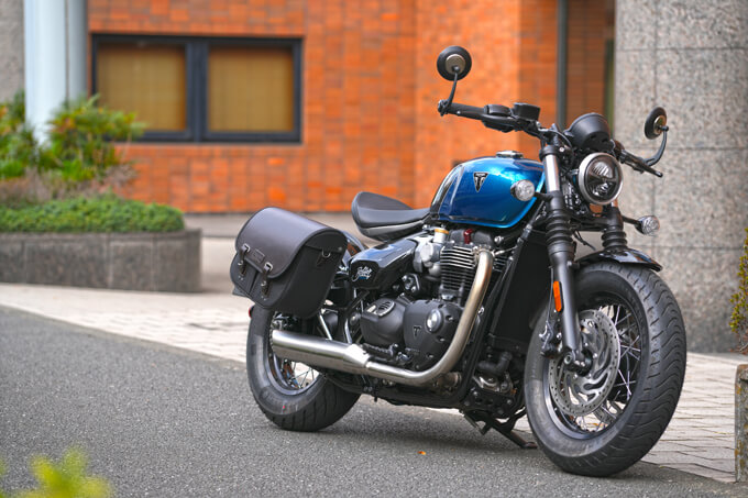 【トライアンフ ボンネビル ボバー 試乗記】ストリートレーサーの元祖、ここに極まる メイン写真