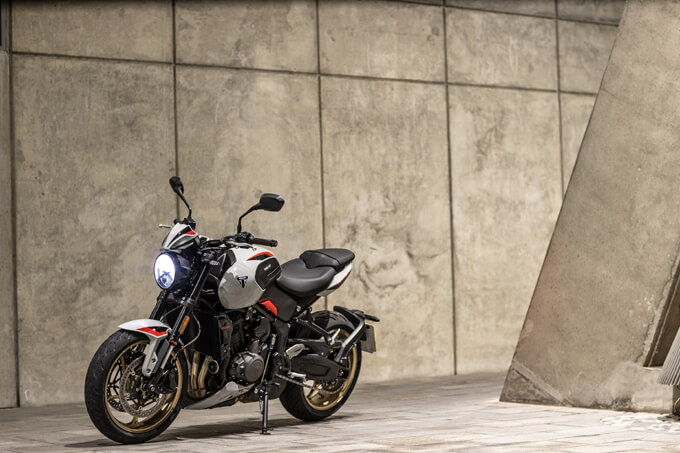 【トライアンフ新型トライデント800 海外試乗記】トライアンフ“らしさ”が光る都会派ロードスター 02画像