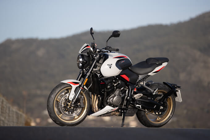 【トライアンフ新型トライデント800 海外試乗記】トライアンフ“らしさ”が光る都会派ロードスター 06画像