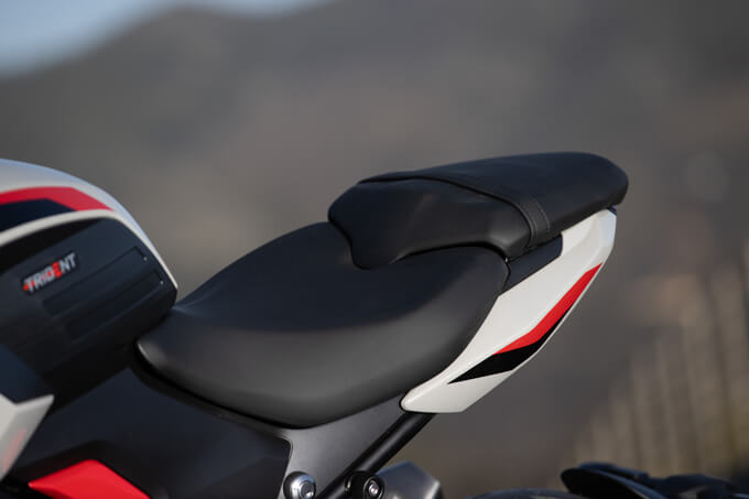 【トライアンフ新型トライデント800 海外試乗記】トライアンフ“らしさ”が光る都会派ロードスター 15画像