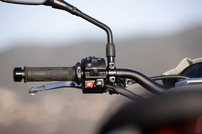 【トライアンフ新型トライデント800 海外試乗記】トライアンフ“らしさ”が光る都会派ロードスター 20画像