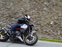 【トライアンフ新型トライデント800 海外試乗記】トライアンフ“らしさ”が光る都会派ロードスターの画像