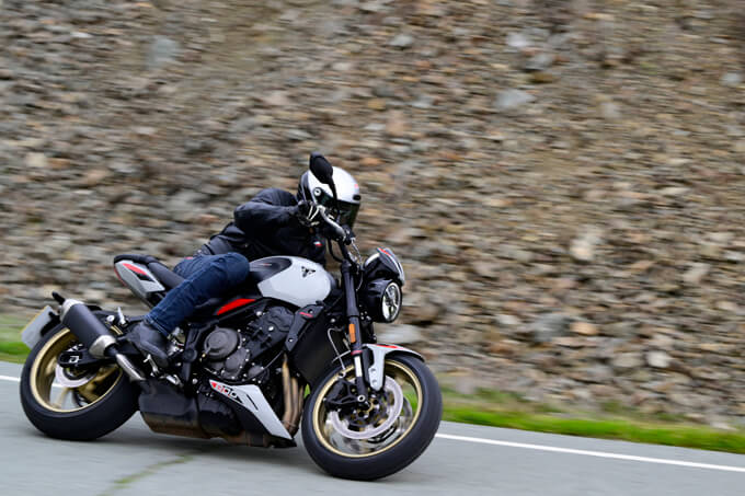 【トライアンフ新型トライデント800 海外試乗記】トライアンフ“らしさ”が光る都会派ロードスター メイン写真