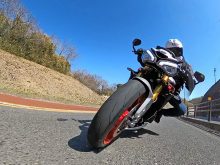 【トライアンフ ストリートトリプル765RX 試乗記】走る歓びを凝縮したプレミアム・ハンドリングマシンの画像