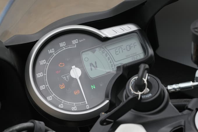 【トライアンフ スラクストン400 試乗記】見た目だけで終わらない。これにてシングルスポーツの新章開幕。16画像
