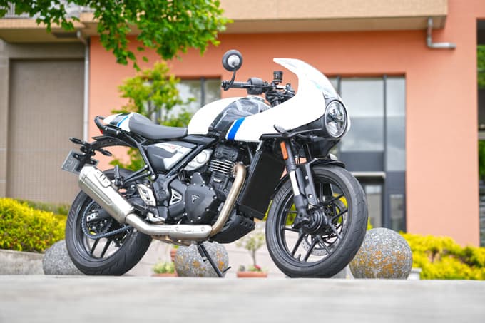 【トライアンフ スラクストン400 試乗記】見た目だけで終わらない。これにてシングルスポーツの新章開幕。 メイン写真